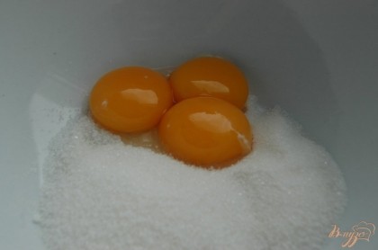 Оставшийся сахар соедините с желтками, добавьте 75 г просеянной муки.