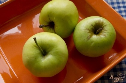 Промойте яблоки, протрите их полотенцем насухо.