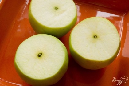 Срежьте "макушечку" у каждого яблока. При помощи овощного ножа удалите сердцевинку.
