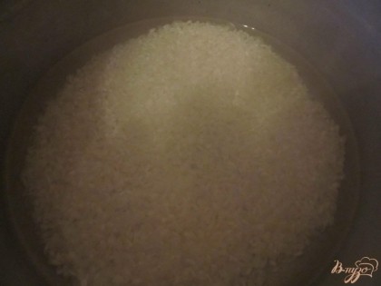 Рис промываем несколько раз, пока вода не станет прозрачной. Отвариваем до полуготовности.