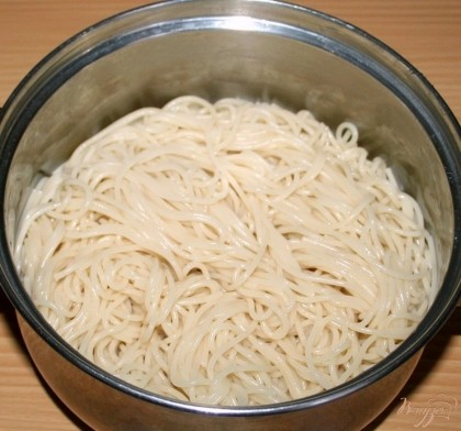Спагетти сварить до готовности в воде с добавлением соли.