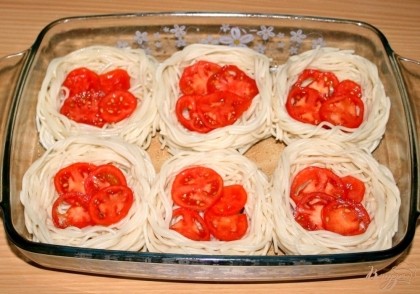 В каждое «гнездо» из спагетти выложить помидоры.