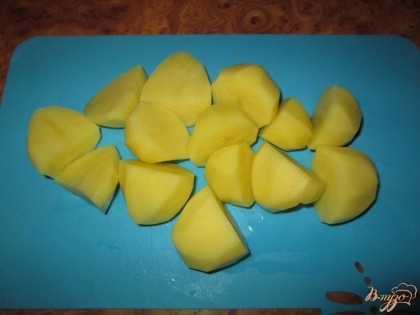 Картофель почистить (молодой картофель достаточно просто тщательно помыть) и нарезать на половинки.