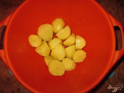 Залить соусом картофель и перемешать.