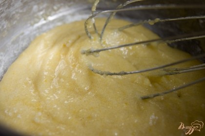 Чтобы сделать заварной крем, соедините в кастрюльке 1 яйцо, 170 г сахара и добавьте 40 г муки. Влейте 125 мл холодного молока, перемешайте. Затем влейте тонкой струйкой, помешивая, 250 мл кипящего молока. После этого начните нагревать крем, непрерывно помешивая его лопаткой. Уваривайте крем до загустения. По мере увеличения густоты крема уменьшайте огонь.