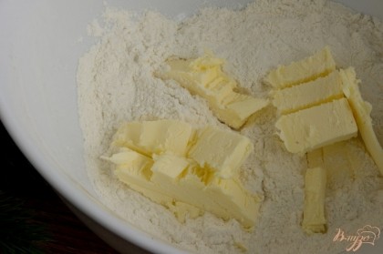 Муку просейте в миску вместе с разрыхлителем, добавьте соль. Масло крупно порубите и добавьте к муке.