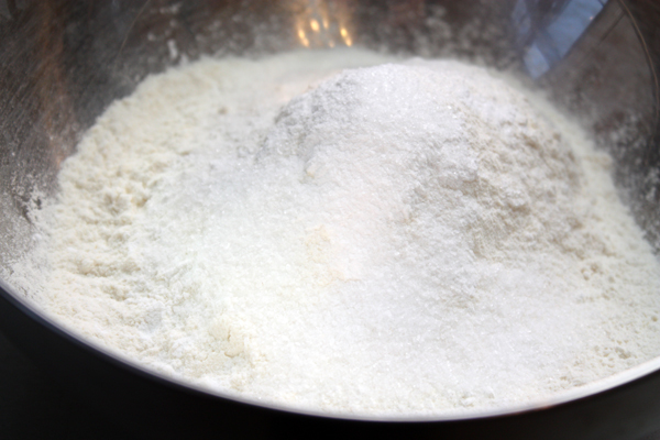 Муку нужно просеять, добавить разрыхлитель, соль и сахар.