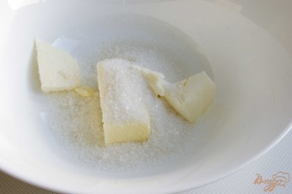 Для основы нужно приготовить печенье. Сливочное масло разотрите с сахаром и щепоткой соли.