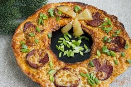 Готово! Подавайте пиццу горячей, украсьте ее зеленым луком и выложите бантик из кусочков свежего или маринованного перца.