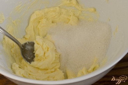 Вяленую вишню, клюкву и изюм залейте коньяком. Сливочное масло хорошенько размягчите, соедините с щепоткой соли, сахаром, можно добавить ванильный сахар. Взбейте в пышный крем.