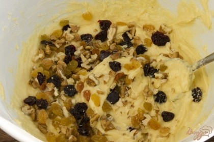 Остается добавить толченые грецкие орехи, сухофрукты. Перемешайте тесто, выложите его в форму для выпечки.
