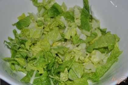 Нарезать салат латук