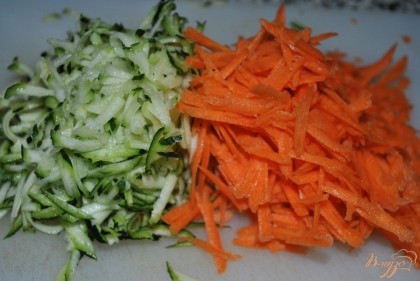 Натереть на крупной терке морковь и цукини