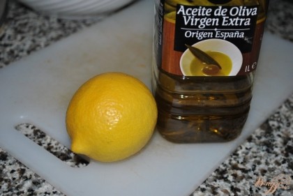 Смешать все ингредиенты, заправив лимонным соком и оливковым маслом