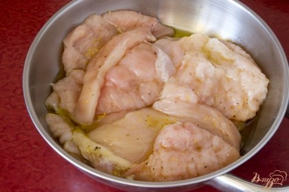 Мясо нужно разрезать на небольшие плоские ломтики, отбить через пакет и замариновать на 15-30 минут в смеси оливкового масла, лимонной цедры, соли и перца.