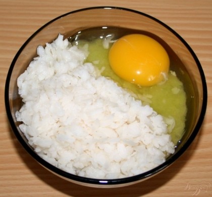 Рисовые хлопья, яйцо и соль добавить к кабачковому пюре.
