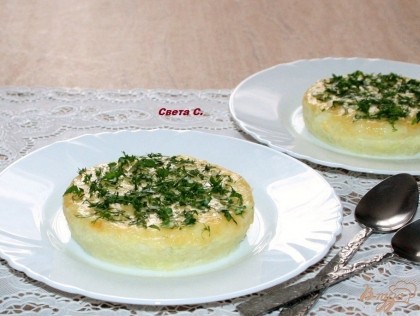 Запеченное кабачковое суфле с рисовыми хлопьями извлечь из формочек на блюдо и посыпать мелко нарезанной зеленью петрушки и укропа.