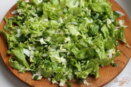 Режем листья шпината и нарываем листья зеленого салата. Всю зелень соединяем, перемешиваем и выкладываем в салатницу.