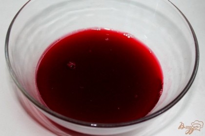 Вино с агар-агаром переливаем в пиалу и ставим в холод на 10-15 минут.
