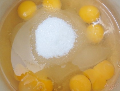 В миску вбить яйца (у нас все на 2 желтка), к яйцам добавляем сахар. Перемешать.