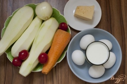 Очистите кабачки, лук и морковь. Промойте помидоры. Подготовьте яйца, молоко и кусочек твердого сыра.