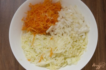 Кабачки и морковь натрите на крупной терке. Лук мелко нарежьте. Если есть необходимость смягчить вкус лука в готовом блюде, то перед добавлением лука в состав блюда предварительно обжарьте его до прозрачности на сливочном масле.