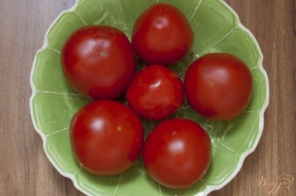Подберите спелые томаты с мясистой мякотью.