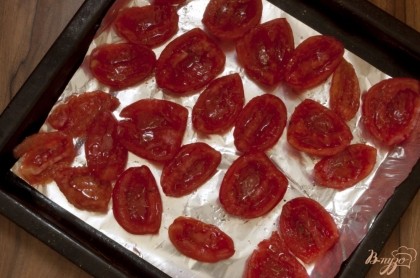 Выложите помидорные дольки на противень. Посыпьте солью и прованскими (или итальянскими) травами.