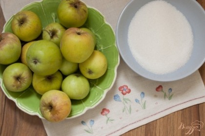Подготовьте крепкие плотные яблоки и сахар. Из указанного количества продуктов получится 1-литровая банка заготовки.