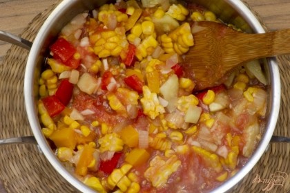 В кастрюльку с рагу добавьте срезанные с початков семена кукурузы, томатное пюре. Посолите. Приправьте по вкусу. Тушите на небольшом огне 15 минут.