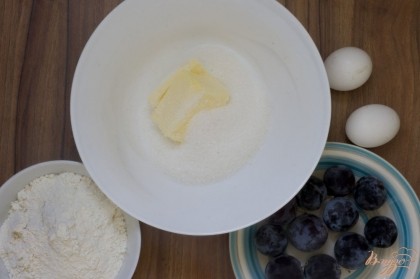 Сначала нужно приготовить тесто: в миске соедините 120 г сахара и 100 г сливочного масла.