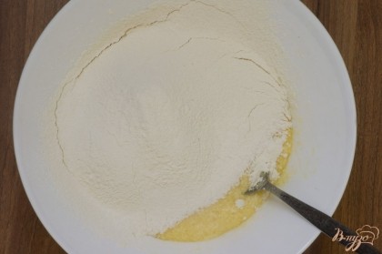 Перемешивая смесь, вбейте по одному яйца. Добавьте соль. Просейте в миску 240 г муки, соединенной с разрыхлителем.