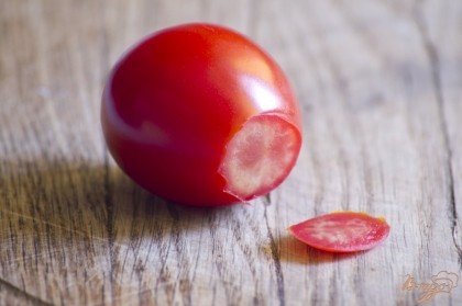 Помидоры промойте, срежьте основание, чтобы помидор приобрел устойчивость. Также срежьте и удалите противоположную часть помидора, с плодоножкой.