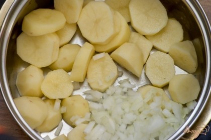 Картофель и лук почистите. Лук мелко нарежьте, картофель порежьте произвольными кусочками. Залейте продукты кипящей водой, посолите и варите до полной готовности картофеля. Отвар перелейте в отдельную емкость (ни в коем случае не выливайте!).