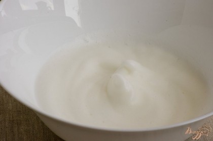 Белки взбейте в обезжиренной посуде с щепоткой соли. Добавьте молоко, ванильный сахар. Взбейте.