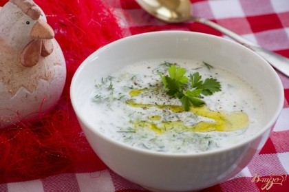 Готово! Подавать суп нужно в охлажденном виде. Перед подачей добавьте в каждую порцию немного оливкового масла, немного молотого перца и листочек свежей петрушки.