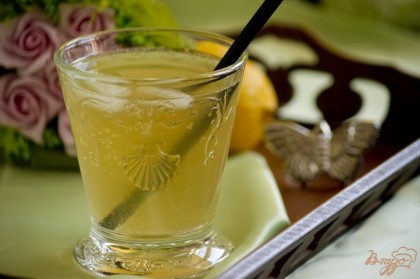 Готово! При подаче дополните каждую порцию коктейльной соломинкой, а также по желанию можно добавить в стаканчики кусочки льда, ломтики лимона (лайма).