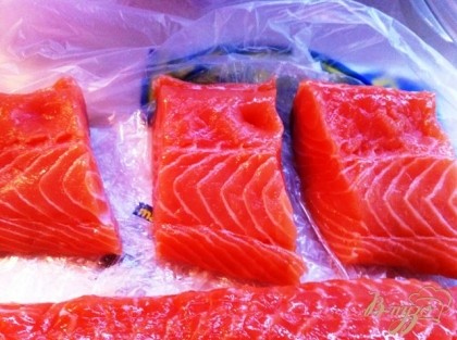 Разрезаем филе лосося на порции. Втираем в лосось соль, сахар и паприку.