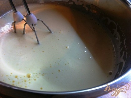 Крем наш остыл, делаем бисквит. Сначала взбиваем яйца с половиной сахара. Минимум 10 минут.
