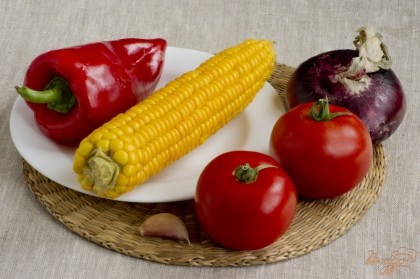 Подготовьте основные продукты: кукуруза необходима в отваренном и остывшем до комнатной температуры виде. Помидоры и перец промойте.