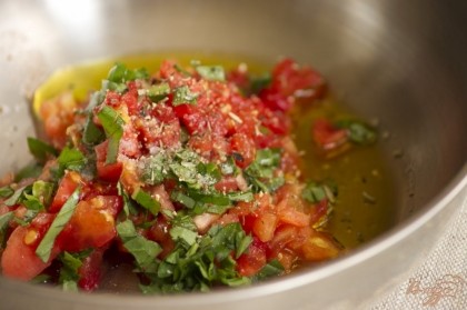 Добавьте соль и смесь итальянских трав. Влейте оливковое масло.