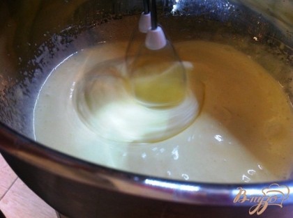 Сначала готовится бисквит. Необходимо  белки отделить от желтков. Взбить желтки с половиной сахара до пышности и белого цвета.