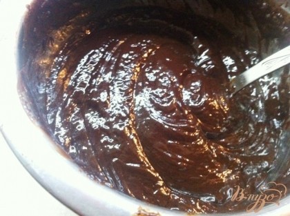 Сварим глазурь, для этого на водяной бане растопить шоколад и добавить сливочное масло.