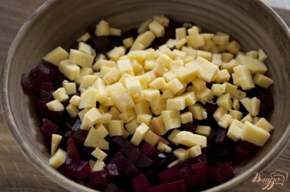 Сыр (лучше всего подходят сорта "Российский", "Звенигородский") также нарежьте мелкими кубиками и добавьте в салат.