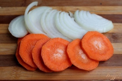 Морковь и репчатый лук чистим и нарезаем плоскими кусочками.