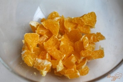 Далее подготавливаем фрукты. Апельсин чистим, разделяем на дольки и нарезаем.