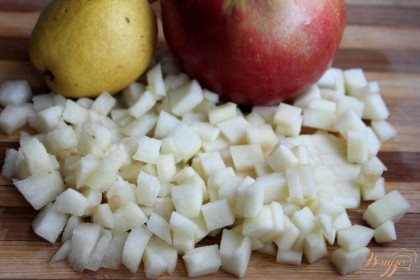Яблоко и грушу чистим от кожуры, и , так же, нарезаем кусочками. Все порезанные фрукты соединяем и перемешиваем в отдельной посуде.