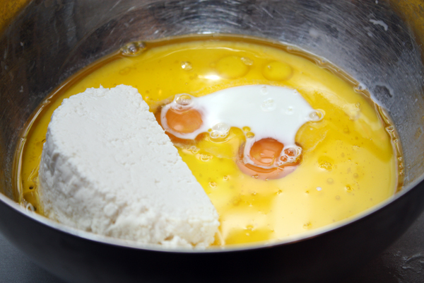 В миске соедините творог, молоко, масло и яйца, хорошо размешайте. Масло можно взять любое растительное, или использовать масло из вяленых помидоров, оно придаст более интенсивный вкус.
