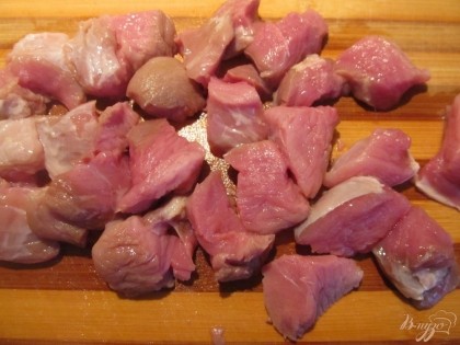 Мясо нарезаем на квадратики или прямоугольники 1 на 2 см и варим бульон.