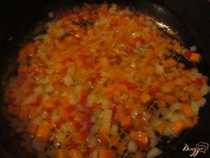 На растительном масле пассеруем морковь и лук, добавляем болгарский перец, нарезанный кубиками.